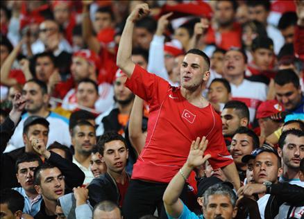 Türkiye hazırlık maçında Fransa ile karşılaştı. 10 kişi tamamladığımız maçta İbrahim Üzülmez'in kendisini sollayan Anelka'yı indirmesi sonucu kazanılan penaltıdan Benzema'nın golü skoru belirledi..