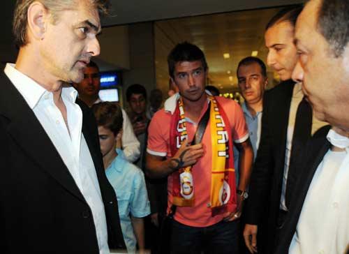 G.Saray'ın yeni transferi ünlü Avustralyalı golcü Harry Kewell İstanbul'a geldi.Ayağının tozuyla iddialı açıklamalar yapan yıldızı çok sayıda taraftar karşıladı.