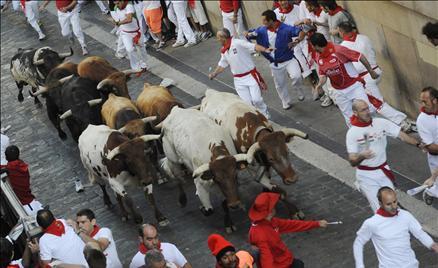 İspanya'da San Fermin festivalinde yine insanlar şenlik yaptığına inandı ama ortaya çıkan manzalar aslında kimin bayram ettiğini gösterir nitelikte.