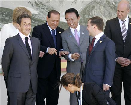 G-8 toplantısı, liderlerin aile fotoğrafı çektirmelerinin ardından İtalya Başbakanı Berlusconi'nin düzenlediği bir basın toplantısıyla sona erdi. Zirveye liderlerin çapkın bakışları damga vurdu.