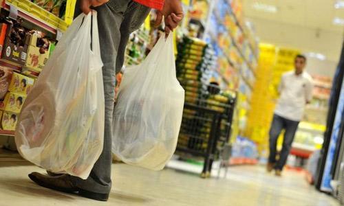 Enflasyon yılın en düşük seviyesini gördü

4 Nisan:

-TÜİK, Mart ayında TÜFE'nin yüzde 0,42, ÜFE'nin yüzde 1,22 arttığını açıkladı. Mart ayı itibariyle yıllık enflasyon ise TÜFE'de yüzde 3,99 son 42 yılın en düşük seviyesini görürken, ÜFE'de yüzde 10,08 oldu.

-Uluslararası piyasalarda ABD ham petrolünün varil fiyatı 108 doları aşarak son 2,5 yılın en yüksek seviyesine çıkarken, Brent tipi ham petrolün varil fiyatı 120 dolara yaklaştı.

7 Nisan:

-Avrupa Merkez Bankası, gösterge faiz oranını çeyrek puan artırarak yüzde 1,25'e yükseltti. Avro Bölgesi'nde enflasyon, mart ayında yüzde 2,6 ile son 29 ayın zirvesine çıktı.