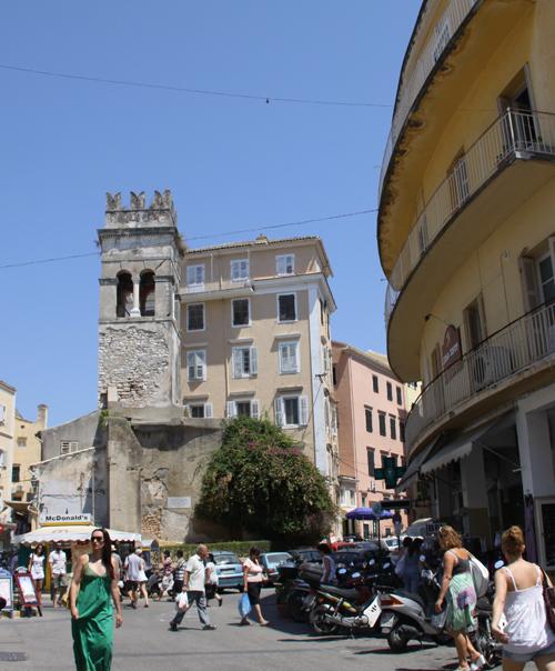 Corfu’nun dar sokaklarını Venedik stili binalar süslüyor. Her bir bina işlemeleri, işlemeli ferforjeli balkonları, ahşap kepenkleriyle sanki bir sanat eseri.