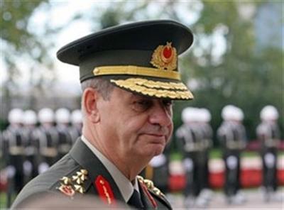 Haberden sonra 2 hafta bekleyen Genelkurmay Başkanı Orgeneral İlker Başbuğ, belgenin bir 'kâğıt parçası' olduğunu savundu. İlerleyen tarihte ıslağının çıkacağı o günler için uzak ihtimaldi.