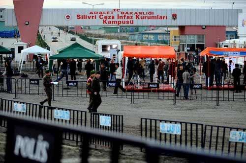 "Ergenekon" davasının görüldüğü Silivri Ceza Ve İnfaz Kurumları Yerleşkesi'ne ulusalcılar tam anlamıyla çıkarma yaptı.