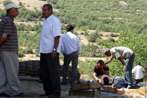 lazığ'ın Baskil ilçesi Karaali köyünde bir baba ve oğlunun etrafa rastgele ateş açması sonucu 6 kişinin öldüğü, çok sayıda kişinin yaralandığı bildirildi.