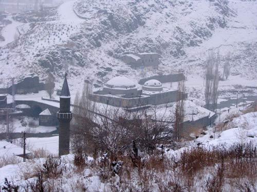 Romanlara, şiirlere, filmlere konu alan ve Orhan Pamuk ile Nobel'le taçlanan Kars'ın meşhur kar manzalarından bir demet. Fotoğraflar: Bünyamin Yılmaz - Yaşar İliksiz