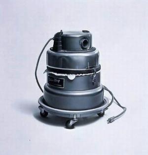 <b>ELEKTRİK SÜPÜRGESİ:</b> En çok yıpranan aletlerden; yenisi alınmalı.