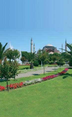<b>SULTANAHMET MEYDANI</b>
İstanbul'un en önemli meydanlarından. Bizans devrinde at binenlerin, atların meydanı anlamına gelen Hipodrom deniliyormuş. Osmanlı döneminde ise At Meydanı denmiş. Bugün İstanbul'un en önemli turistik merkezlerinden biri olan meydanda, Kayzer Wilhelm'in ziyaretine anı olarak yapılmış Alman Çeşmesi bulunuyor. Meydanın tarihi dokusunda gezintiye çıkarken, güvercinleri beslemek için yem almayı unutmayın.