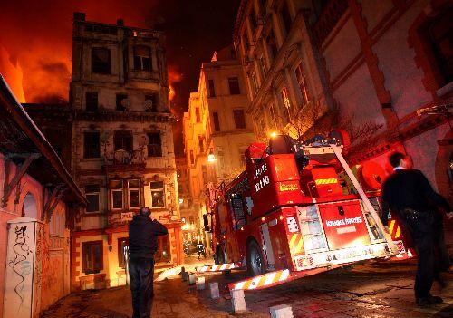 Beyoğlu'nda işçilerin kaldığı bina alev alev yandı. 5 katlı binanın 5'inci katında çıkan yangında 1 kişi hayatını kaybetti. binada mahsur kalan bir kişiyi ise itfaiye son anda kurtarmayı başardı.