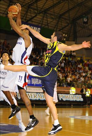 Beko Basketbol Ligi'nde play-off final serisinin ilk maçında Fenerbahçe Ülker, Efes Pilsen'i 68-60 yenerek, 1-0 öne geçti.