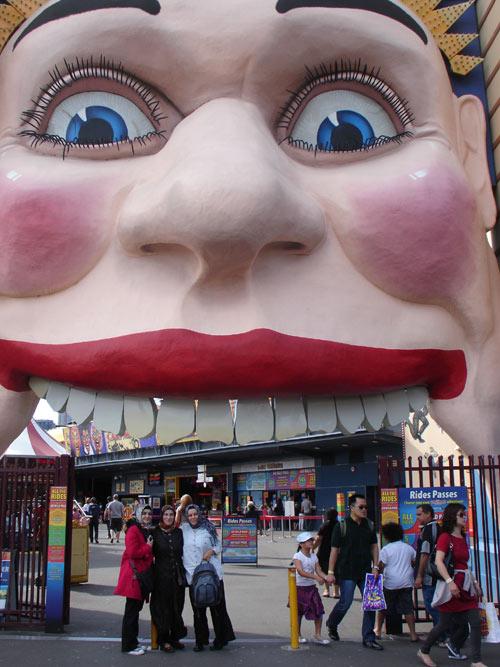 Şehrin göbeğindeki lunaparkın girişi... Daima çocuk kalabilenlere...