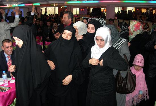 Baykal'ın büyük ses getiren çarşaf açılımı fiyasko ile sonlandı. Baykal'ın gövde gösterisi yaparak rozet taktığı Erzurumlu çarşaflılar bugün rozet attı.