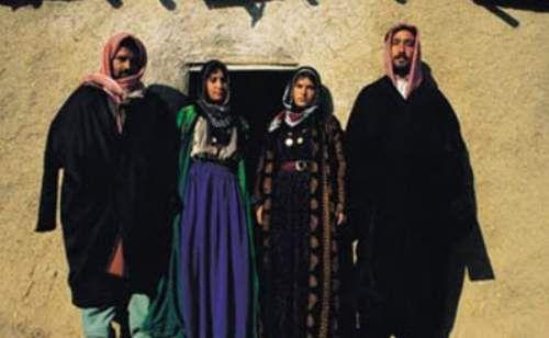 <p><strong><span style="color: #0000ff;">&Ouml;LEN KARDEŞİN KARISIYLA EVLENME:</span></strong></p>
<p>Doğu ve G&uuml;neydoğu Anadolu&acute;da rastlanan bir evliliktir. T&ouml;relerden kaynaklanan bu evlilik bi&ccedil;imi, &ldquo;Namusu başkalarına kaptırmamak&rdquo; gibi bir anlayışla ger&ccedil;ekleştirilmektedir. &Ouml;len kardeşin karısı, bekar olan erkek kardeşle evlendirilir veya evli olan erkek kardeşin ikinci eşi olması yoluna gidilir. Erkek kardeşin olmaması durumunda ise, yeğenler veya yakın akrabalardan birisi tercih edilir. Mirasın b&ouml;l&uuml;nmesi, &ouml;ks&uuml;z kalan &ccedil;ocukların geleceğinden duyulan endişeler de bu tarz evliliklere neden olmaktadır.</p>