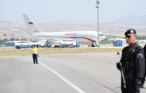 Rusya Başbakanı Vladimir Putin, günübirlik çalışma ziyareti için Ankara'ya geldi. Putin seri ziyaretler gerçekleştirdi ve önemli anlaşmalara imza attı