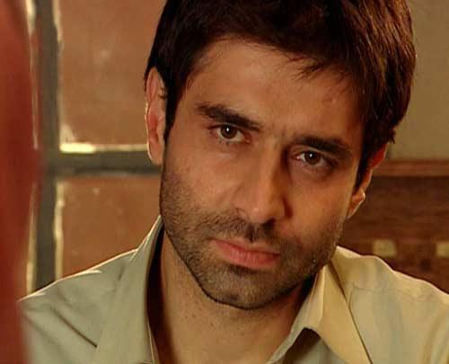 Cansel El&ccedil;in: İzmir, Tirede doğan oyuncu 9 yaşın dan bu ya na Fransanın başkenti Pariste yaşamını s&uuml;rd&uuml;r&uuml;yordu. Orada tiyatro eğitimi alan ve bir &ccedil;ok oyun da rol alan El&ccedil;ini izlemeye giden Ferzan &Ouml;zpetek keşfetti. Ardından Tomris Giritlioğlu ile tanışan El&ccedil;in, Kırık Kanatlar adlı dizi ile T&uuml;rkiyede sanat hayatını s&uuml;rd&uuml;rmeye karar verdi. T&uuml;rkiyede en &ccedil;ok tercih edilen erkek oyunculardan biri olan El&ccedil;in halen Tuba B&uuml;y&uuml;k&uuml;st&uuml;n ile birlikte G&ouml;n&uuml;l&ccedil;elen adlı dizide rol alıyor.