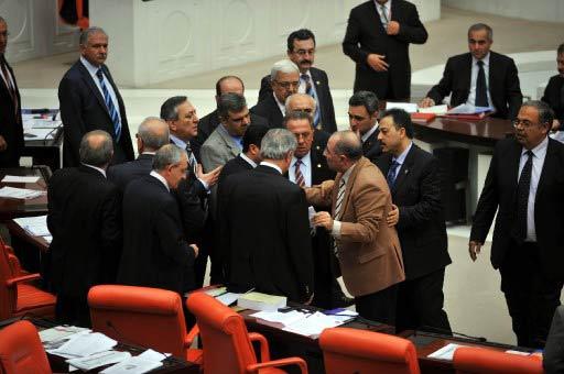 TBMM Genel Kurulunda gerginlik... Kendisini ''ihbarcılık'' ile suçlayan DTP Muş Milletvekili Sırrı Sakık, CHP Malatya Milletvekili Ferit Mevlüt Aslanoğlu'na yumruk attı
