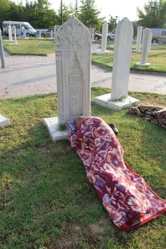 Türkiye'nin dört bir yanından 648. Tarihi Kırkpınar Yağlı Güreşleri'ni izlemek için Edirne'ye gelen güreşseverlerden bazıları, konaklama sıkıntısının yaşandığı kentte geceyi park ve bahçelerde geçirdi.