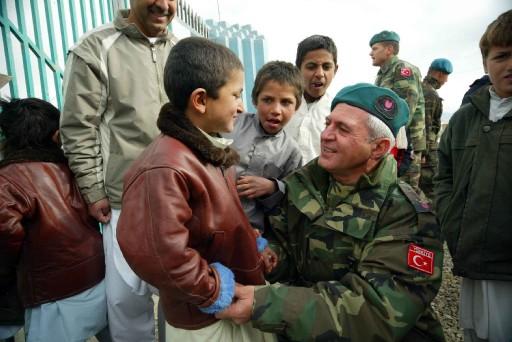 Görev yaptığı Afganistan'da geçirdiği trafik kazasında şehit olan Kurmay Albay Faruk Sungur'un ölümünün duyulmasının ardından çok sayıda Afgan vatandaşı, Mehmetçiklere taziyede bulunarak, gözyaşı döküyor.