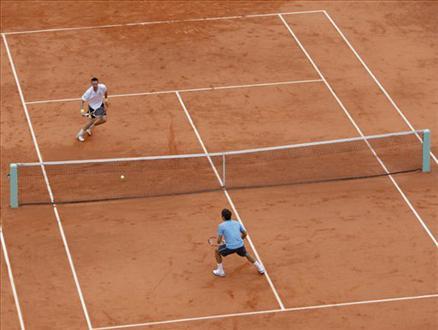 Roland Garros'u hiç kazanamamış 13 Grand Slam şampiyonu Roger Federer, hayatının en büyük hayalini gerçekleştirip daha önce 3 kez finalde Nadal'a yenildiği Fransa Açık'ta şampiyon oldu...