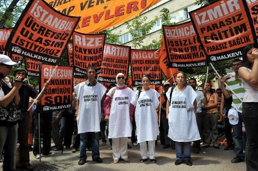 Halkevleri üyeleri, ekonomik krizin önlenmesine yönelik politikaları protesto etti. Her ilden gelen göstericiler kendi sorunlarını belirten bir pankart taşıdılar