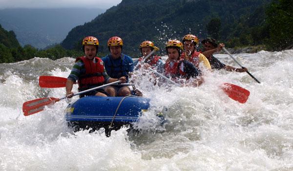 Rize'nin Ardeşen ilçesinde düzenlenen 5. Uluslararası Fırtına Rafting Şenliği, başladı.