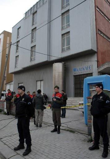 Uyuşturucu hap imalathanesi olarak kullanılan ve 2 milyonun üzerinde uyuşturucu ve uyarıcı nitelikte hapın ele geçirildiği Ali Kalkancı'ya ait depo, basın mensuplarına gezdirildi.