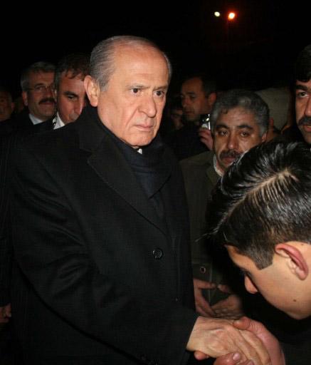 Elazığ'a giderken uğradığı Sivas'ın Gürün ilçesine sevgi gösterileriyle karşılan MHP lideri Bahçeli, bu sırada sevgi gösterilerinde ve sloganda aşırıya giden bir partili genci önce uyardı sonra kovdu.