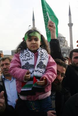 Kayseri Cumhuriyet Meydanı'ndaki mitingde İsrail aleyhine sloganlar atılırken, Filistinliler için dua edildi. Mazlum-Der ve İHH İnsani Yardım Vakfı üyesi kadın erkek, genç yaşlı, çocuklardan oluşan grup, ellerinde Filistin bayraklarıyla önce saldırıları yapan İsrail ve destek verdiği için ABD aleyhine sloganlar attı.