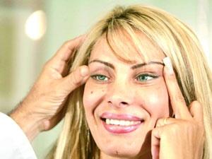 <p><strong><span style="text-decoration: underline;"><span style="color: #ff0000;">En Fazla Estetik Operasyon Geçiren Kişi<br /></span></span></strong><br />53 yaşındaki Amerikalı Cindy Jackson, bugüne kadar en az 47 estetik operasyon geçirdi. Bunların arasında dokuz skal operasyon da bulunuyor. Ameliyatlar 1988 senesinden beri sürüyor. Üç defa yüzünü gerdiren, iki kere burun ameliyatı olan, iki defa gözlerini kaldırtan, liposuction yaptıran; diz, bel, karın, baldır ve çene ameliyatlarına giren, dudak ve yanak implantı kullanan, kimyasal dökülme yaptıran, çene kemiğini küçülten ve yarı kalıcı makyaj yaptıran kadın, hâlinden yine de memnun gibi.</p>