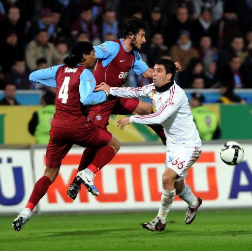 4 golle biten ve nefes kesen Trabzonspor-Galatasaray maçında sahada oyuncular mücadele verirken tribünlerde de renkli görüntüler vardı.