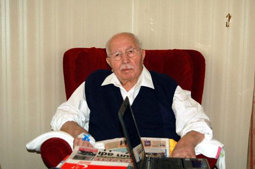 <b>''SE&Ccedil;İM &Ccedil;ALIŞMALARI YOĞUN ŞEKİLDE DEVAM EDİYOR''</b><br><br>

Saadet Partisi Genel Başkan Yardımcılarından Kamalak da g&ouml;r&uuml;şmede, Erbakan'a siyasi faaliyetlerle ilgili bilgi verdiklerini belirterek, se&ccedil;im &ccedil;alışmalarının yoğun bir şekilde devam ettiğini kaydetti.<br><br>

En son akademisyenlerle bir araya geldiklerini bildiren Kamalak, ş&ouml;yle konuştu:<br><br>

''Toplantıya 51 akademisyen katıldı. &Ccedil;ok değerli akademisyenlerimizin &uuml;lke meseleleri ve se&ccedil;imlerle ilgili g&ouml;r&uuml;ş ve d&uuml;ş&uuml;ncelerini aldık. Olduk&ccedil;a faydalı bir toplantı yaptık.<br><br>

Bunun yanı sıra parti b&uuml;nyesinde se&ccedil;im &ccedil;alışmaları kapsamında beş ayrı komisyon oluşturduk. Bu komisyonlar, ekonomi, işsizlik, yoksulluk, demokratikleşme gibi temel konularda raporlarını hazırlıyor. İnşallah bir daha ki toplantımızda hazırladığımız raporları zat-ı alinizle paylaşacağız.''
<br><br>
Diğer Genel Başkan Yardımcıları da kendi birimleriyle ilgili &ccedil;alışmalar hakkında Erbakan'ı bilgilendirdi. Erbakan ise yapılan &ccedil;alışmalardan dolayı toplantıya katılanlara teşekk&uuml;r etti.