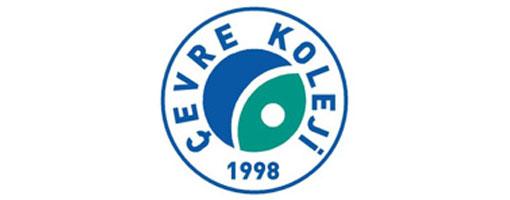<p><strong><span style="color: #000080;"><span style="text-decoration: underline;">ÇEVRE KOLEJİ</span></span></strong></p>
<p>Çevre Koleji Anaokulu hazırlığa kayıt yaptıracak 2006 doğumlu öğrencilerinin aylık ücretini KDV dahil 1.674 TL.olarak belirlemiş.Anaokulu 2007 – 2008 doğumlu öğrencilerin aylık ücreti ise KDV dahil 1.458 TL. Servis ve İngilizce Kitap ücretleri bu ücretin dahilinde değil.İlköğretim 1 – 5. Sınıflar yıllık eğitim ücreti KDV dahil 18.468 TL olarak fiyat listesine eklenmiş. 6-7-8.sınıfların ücreti ise KDV dahil yıllık 17.766 TL.dir. Servis ücrete dahil değildir.Lise hazırlık 9-10-11-12 sınıfların yıllık eğitim ücreti ise 19.602 TL.olarak belirlenmiş.İlköğretim ve Lise yemek ücretleri ise 3.618 TL.Çevre Koleji’nde eğitim görecek kardeşler için %10 oranında indirim uygulaması mevcut.</p>