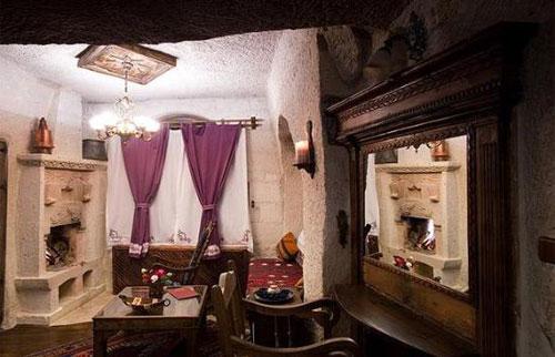 Yedi ayrı ev tarzında tasarlanmış otelin değişik büyüklükte ve şekilde 25 odası bulunuyor.