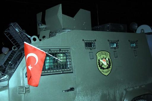 Tokat'ın Reşadiye ilçesinde, terörist saldırıda sonucu şehit olan 7 askerin cenazeleri Tokat'a gönderildi. Cenazelerin geçişi sırasında tekbirler eşliğinde dua eden vatandaşlar, ilçe çıkışına kadar ambulansın arkasında yürüyerek şehitleri uğurladı