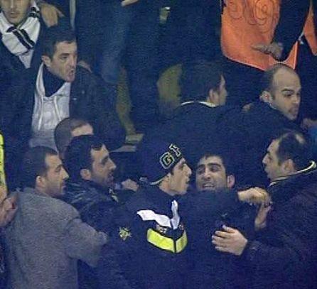 F.Bahçe, Sivasspor ile yaptıkları maçta, tribünde çıkan kavgada iki kişiyi bıçaklayan şahsın, güvenlik kameraları fotoğraflarını yayınladı. Kulüpten şok bir açıklama daha geldi.