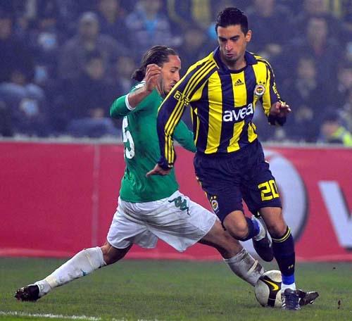 Fenerbahçe Bursaspor'u 1-0 yenerek avantaj kazandı