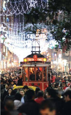 <b>İSTİKLAL CADDESİ</b>
Beyoğlunda bulunan İstiklal Caddesi, Tünel ve Taksim meydanları arasında yer alıyor. Şehrin, hatta ülkenin en ünlü caddelerinden olan İstiklal Caddesinin ilk şekillenmesi Bizans döneminden de öncesine dayanıyor. Rus Devriminden kaçanların şenlendirdiği cadde, bugün hem alışveriş adresleri hem de yeme-içme mekanları ile son derece hareketli. Cadde üzerinde ayrıca konsolosluklar ve sanat merkezleri de bulunuyor.