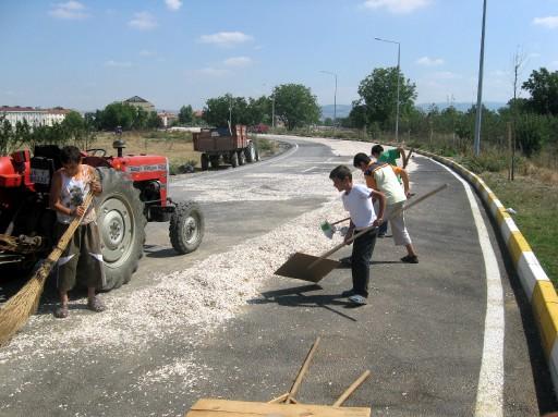 Bursa'nın İnegöl ilçesinde çiftçilerin çekirdek kurutmak için trafiğe kapattığı yol, belediye ekiplerinin müdahalesiyle açıldı.