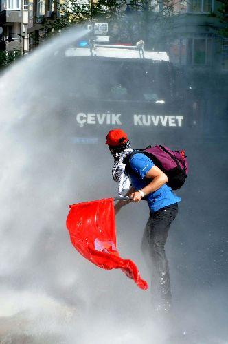 İ Mayıs'ta taksim Alanına girmeye çalışan gruplarla polisler arasındaki gerilimden görüntüler...