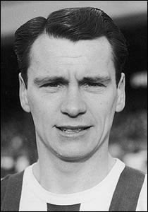 İngiltere Milli Takımı'nın eski futbolcusu ve teknik direktör Sir Bobby Robson'un 76 yaşında İngiltere'nin County Durham kentindeki evinde kansere yenik düştüğü bildirildi.