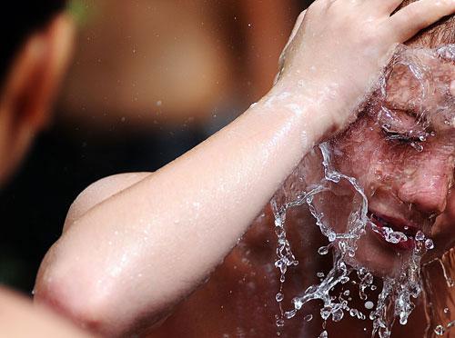 2010 YILI SON YILLARIN EN YÜKSEK SICAKLIKLARINA SAHNE OLDU. BİR ÇOCUK BELEDİYEYE AİT SU FİSKİYESİNDE YÜZÜNÜ YIKAYARAK SERİNLEMEYE ÇALIŞIRKEN İHA OBJEKTİFLERİNE İŞTE BÖYLE TAKILDI. FOTOĞRAF: ABDULLAH COŞKUN