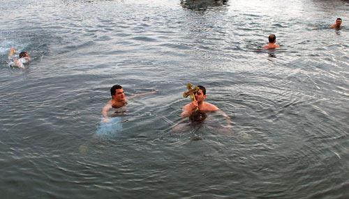 Hıristiyan inancına göre Hz. İsa'nın doğumu ve vaftiz edilişinin 2011. yıldönümü, Yeşilköy'de düzenlenen denizden haç çıkarma töreniyle kutlandı. Törenlere Patrik Bartholomeos'un ezana hürmet göstermesi damga vurdu.