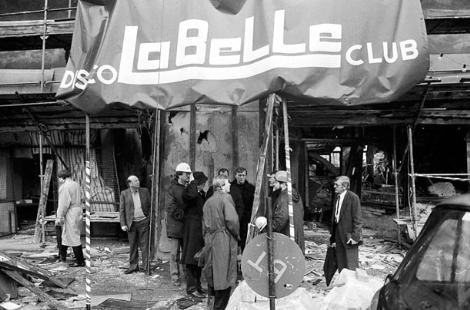 Berlin Saldırısı!!!
5 Nisan 1986 günü, ABDli askerlerin uğrak yeri La Belle gece kulübünde bir patlama oldu. Saldırıyla Muammer Kaddafiyi doğrudan ilişkili gösteren deliller bulunamadı. Ancak, Ronald Reagen yönetimi, geçmiş yıllarda ABD güçlerinin Libya gemilerine yaptığı saldırılar yüzünden Kaddafinin intikam aldığını düşündü. Bir sivil ve iki ABD askerinin öldüğü saldırının kurbanlarına, 2008de yapılan bir anlaşmayla Lockerbie saldırısının kurbanları için ayrılan tazminatın bir kısmı ödendi.
