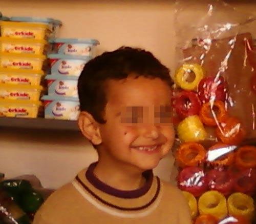 İzmir'de meydana gelen olayda Menemen ilçesine bağlı Asarlık 75. Yıl İlköğretim Okulu'nun bahçe kapısı 4 yaşındaki bir çocuğun üzerine düştü. Ağır yaralanan çocuğun hayati tehlikesi sürüyor.