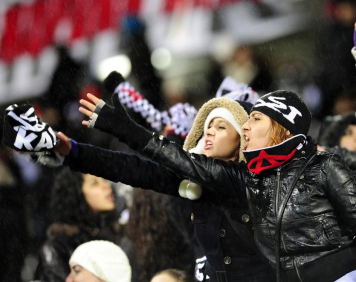 Beşiktaş ile Gaziantep Büyükşehir Belediyespor arasında Fiyapı İnönü Stadı'nda oynanan Ziraat Türkiye Kupası 3. tur maçını, sadece kadınlar ve çocuklar izleyebildi.

Siyah-beyazlı kulübe Türkiye Futbol Federasyonu Profesyonel Futbol Disiplin Kurulu tarafından verilen seyircisiz oynama cezası nedeniyle, karşılaşmayı kadınlar ile 12 yaş ve altı çocuklar tribünlerden takip edebildi.

Kapalı ve numaralı tribüne alınan kadın ve çocuklar, yaptıkları tezahüratlarla takımlarına destek verdi.