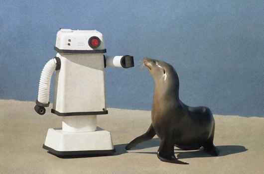 <strong>12. R2D2'nin uzaktan kuzeni</strong><br><br>
1984 -> Biraz daha yuvarlak ve ışıklı olsaydı Starwars serisinin meşhur karakteri R2D2'ya benzetebileceğimiz bu robotun, R2D2'dan farklı olarak evreni kurtarmak gibi bir misyonu yoktu. Geliştirildiği 1984 yılında daha bilgisayarlar bile yeni yeni yaygınlaşırken bu robot, New York akvaryumunda fokları eğitmek için çalışıyordu.