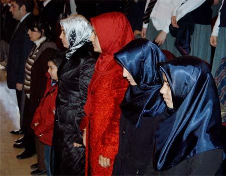 Diyarbakır'da İstiklal Marşının kabülünün 88.'ci yıldönümü etkinliğinde türban krizi yaşandı. Türbanlı bayanların protokolün arka koltuğunda oturduğunu gören askeri erkan salonu terk etti.