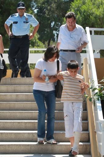 IZMIR'DE, YAKLASIK 10 GUN ONCE EVDE MERDIVENLERDEN DUSEREK AYAGINI KIRAN TURGUT REIS ILKOGRETIM OKULU OGRENCISI ANILCAN BELINDIR SINAVA ALCI ICINDEKI AYAGI ILE ANNE VE BABASININ DESTEGINDE GIRDI
