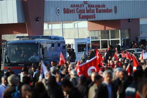 "Ergenekon" davasının görüldüğü Silivri Ceza Ve İnfaz Kurumları Yerleşkesi'ne ulusalcılar tam anlamıyla çıkarma yaptı.