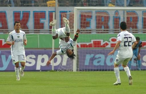 Trabzonspor şampiyonluk yarışında önemli bir yara aldı ve kendi sahasında Denizlispor'a 2-0 yenilmekten kurtulamadı. Trabzonspor'da büyük üzüntü yaşanıyor, denizli sevinçten uçuyor